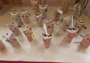 Prace wykonane przez dzieci z rolek po papierze toaletowym podczas warsztatów ekologicznych.