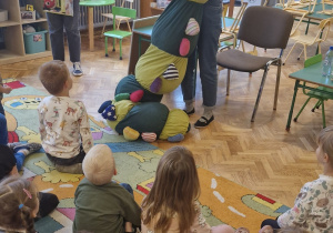 Dzieci patrzą na Stonogę Jadzię.