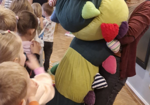 Dzieci przybijają piątkę Stonodze Jadzi.