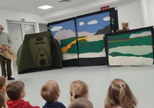 Dzieci oglądają przedstawienie "Miś Wojtek".