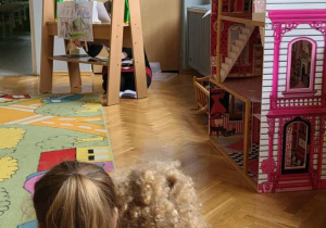 Dzieci ogladają przedstawienie " Złota rybka" prezentowane przez nauczyciela.