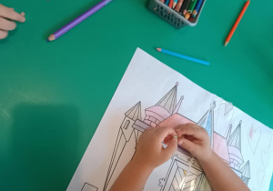 Dzieci tworzą scenografię do przedstawienia "Złota rybka" - kolorują obrazki.