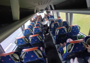 Dzieci jadą autokarem na przedstawienie "Miś Wojtek".