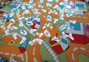 Dzieci rozpoznają i nazywają atrybuty różnych zawodów.