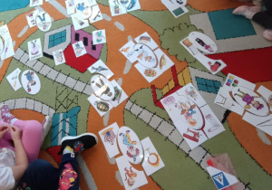 Dzieci wyszukują i nazywają przedstawiony na obrazku zawód.