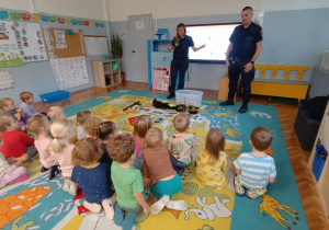 Przedstawiciele Straży Miejskiej opowiadają o swoim zakresie obowiązków oraz atrybutach.