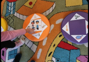 Dzieci z rozsypanki obrazkowej dopasowują atrybuty do zawodów.