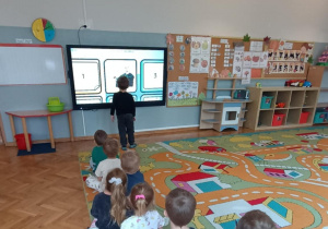 Dzieci grają w memory na tablicy multimedialnej.