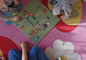 Chłopcy układają zamek z darów zabawy Froebla.