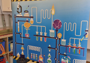 Stanowisko na którym ułożone są różne kryształy oraz materiały potrzebne do wykonania kryształowej bombki.