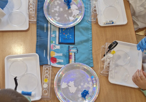 Dzieci obserwują z wykorzystaniem lup kryształy.