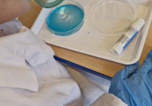 Dziecko patrzy jak na jego bombce tworzą się kryształy.