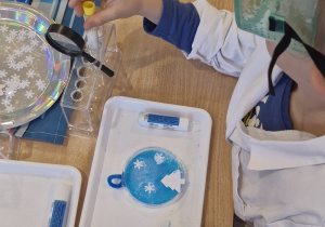 Dzieci dekorują swoje kryształowe bombki.