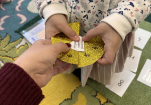 Dziewczynka losuje swoją wróżbę.