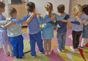 Dzieci ubrane w kolorze niebieskim.