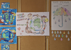 Prace grupowe wywieszone na tablicy związane z prawami dziecka.