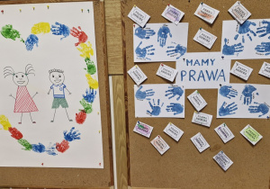 Prace młodszych grup wywieszone na tablicy związane z prawami dziecka.