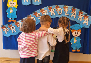 Dzieci obserwujące dekorację na Pasowanie.