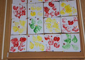 Prezentacja prac plastycznych wykonanych poprzez stemplowanie owocami (jabłkiem, gruszką).