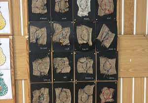 Prace dzieci - wyszyte liście wiszące na przedszkolnym korytarzu.
