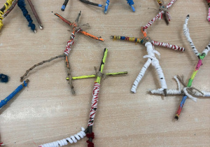 Gotowe "patyczaki" - ludziki z patyków, owinięte kolorowymi włóczkami.