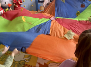 Listopadowe zabawy z jesiennymi liśćmi