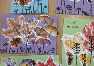 Prace dzieci wywieszone na tablicy - jesienne liście.