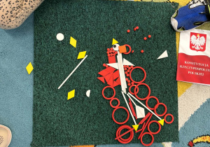 Godło Polski ułożone z darów zabawy Froebla.