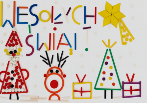 Świąteczny obrazek ułożony z darów zabawy Froebla, na którym znajdują się: Mikołaj, renifer, choinka i prezenty.