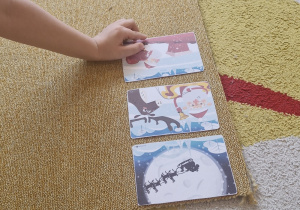 Dziecko dokłada kolejny element historyjki obrazkowej.