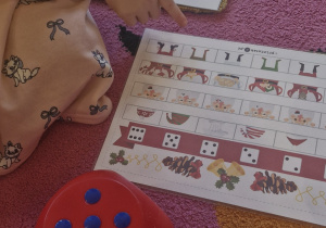 Dziecko układa Mikołaja według kodu.