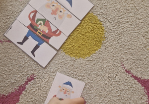 Dziecko układa postać Mikołaja pociętego na części według wzoru.