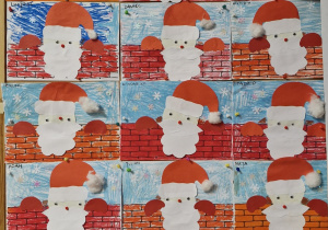 Na tablicy wywieszone prace dzieci - Mikołaj wychodzący z komina.