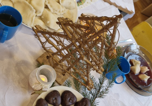 Na stole potrawy wigilijne.