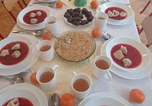 Przygotowany świąteczny stół.