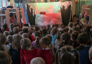 Dzieci oglądają przedstawienie.