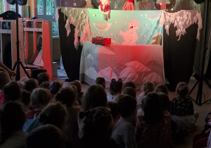 Na scenie teatrzyk Pacuś.