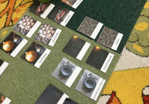 Na dywanie dobrane w pary karty trójdzielne z symbolami. Świątecznymi