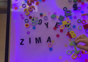 Panel świetlny, a na nim ułożony napis zima.