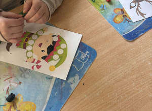 Grudniowe zabawy plastyczne w grupie Niebieskiej