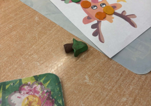 Na stoliku wylepiony z plasteliny renifer.