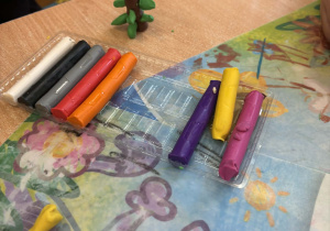 Przy stoliku dzieci z plasteliny lepią choinkę.