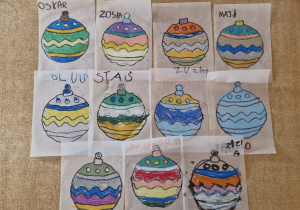 Odbite na kalce i pokolorowane pastelami bombki.