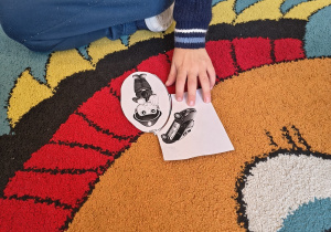 Chłopiec dopasowuje atrybuty do odpowiedniego zawodu.