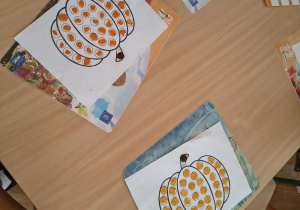 Gotowe prace dzieci na stoliku.