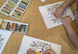 Dzieci kolorują rodzinkę dyniową pastelami.