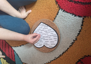 Dziewczynka losuje imię swojego wybranka.