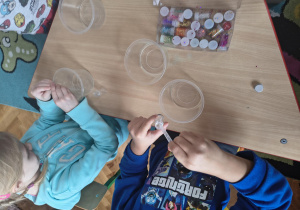 Dzieci robią magiczne kule.