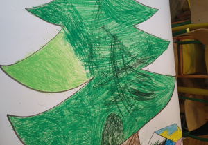 Choinka już pokolorowana przez dzieci.