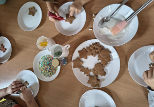 Dzieci dekorują pierniki.